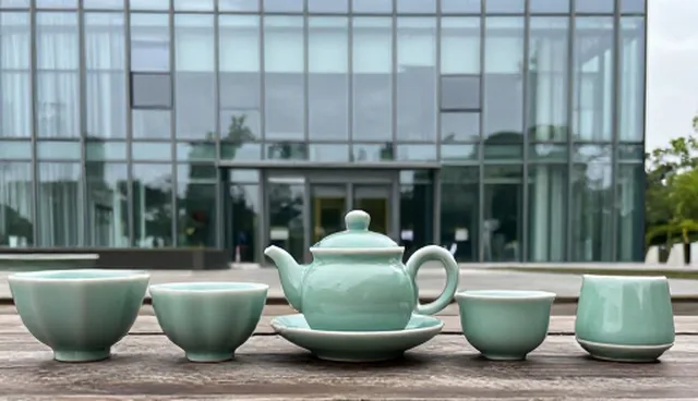 宋代青瓷茶具套装的釉色变化影响鉴别标准